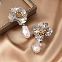 1 Pair Elegant Retro French Style Flower Plating Inlay Alloy Pearl Gold Plated Drop Earrings main image 6