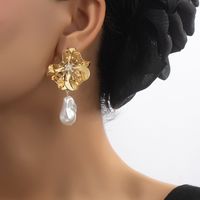 1 Paar Elegant Retro Französische Art Blume Überzug Inlay Legierung Perle Vergoldet Tropfenohrringe main image 5