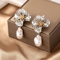 1 Pair Elegant Retro French Style Flower Plating Inlay Alloy Pearl Gold Plated Drop Earrings main image 10