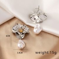 1 Pair Elegant Retro French Style Flower Plating Inlay Alloy Pearl Gold Plated Drop Earrings main image 2