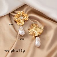 1 Paar Elegant Retro Französische Art Blume Überzug Inlay Legierung Perle Vergoldet Tropfenohrringe main image 3