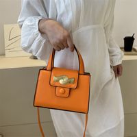 Frau Mittel Pu-leder Einfarbig Elegant Basic Vintage-stil Quadrat Magnetschnalle Handtasche Umhängetasche Quadratische Tasche main image 2