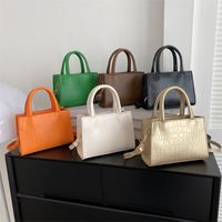 Women's Pu Leather Solid Color Vintage Style Square Zipper Handbag main image 7