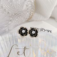 1 Pair Elegant Lady Flower Inlay Alloy Artificial Pearls Gold Plated Ear Studs main image 3