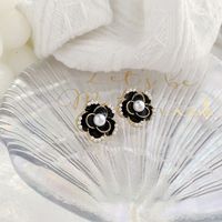 1 Pair Elegant Lady Flower Inlay Alloy Artificial Pearls Gold Plated Ear Studs main image 5