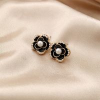 1 Pair Elegant Lady Flower Inlay Alloy Artificial Pearls Gold Plated Ear Studs main image 1