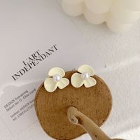 1 Pair Elegant Flower Inlay Alloy Artificial Pearls Ear Studs main image 3