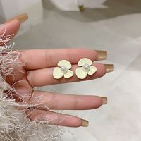 1 Pair Elegant Flower Inlay Alloy Artificial Pearls Ear Studs main image 5