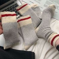 Frau Einfacher Stil Streifen Baumwolle Crew Socken Ein Paar main image 1