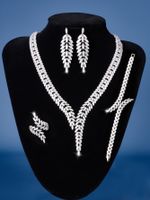 Elegante Glamour Boda Forma V Latón Enchapado Embutido Circón Blanco Oro Plateado Pulsera Aretes Collar sku image 1