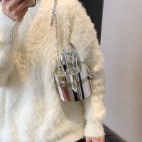 Women's Special Material Solid Color Classic Style Streetwear Chain Cylindrical Flip Cover Circle Bag Handbag Bucket Bag sku image 2