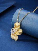 Elegant Original Design Simple Style Flower Petal Copper Plating Inlay Zircon 18k Gold Plated Pendant Necklace main image 3
