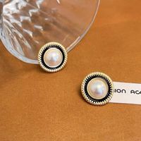 1 Pair Elegant Vintage Style Simple Style Round Plating Inlay Alloy Artificial Pearls Gold Plated Ear Studs main image 3