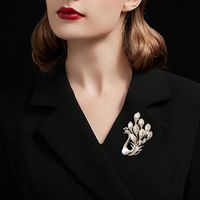 Elegant Luxurious Animal Brass Inlay Artificial Pearls Zircon Women's Brooches 1 Piece main image 4