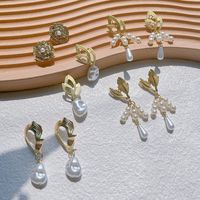 1 Paar Elegant Geometrisch Überzug Inlay Legierung Künstliche Perlen 14 Karat Vergoldet Ohrringe main image 1