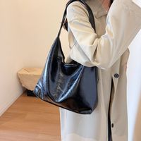 Women's Pu Leather Solid Color Vintage Style Classic Style Streetwear Sewing Thread Dumpling Shape Magnetic Buckle Shoulder Bag Tote Bag Underarm Bag main image 2