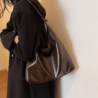 Women's Pu Leather Solid Color Vintage Style Classic Style Streetwear Sewing Thread Dumpling Shape Magnetic Buckle Shoulder Bag Tote Bag Underarm Bag main image 5