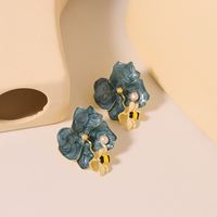 1 Paar Einfacher Stil Klassischer Stil Blume Inlay Süßwasserperle Kupfer 18 Karat Vergoldet Ohrstecker main image 1