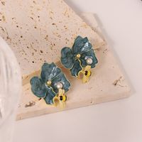 1 Paar Einfacher Stil Klassischer Stil Blume Inlay Süßwasserperle Kupfer 18 Karat Vergoldet Ohrstecker main image 3