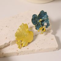 1 Paar Einfacher Stil Klassischer Stil Blume Inlay Süßwasserperle Kupfer 18 Karat Vergoldet Ohrstecker main image 5