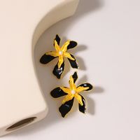 1 Pair Original Design Flower Plating Freshwater Pearl 18k Gold Plated Ear Studs main image 2