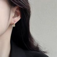 1 Pair Elegant Simple Style Classic Style Round Plating Inlay Alloy Artificial Pearls Gold Plated Ear Studs main image 4