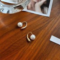 1 Pair Elegant Simple Style Classic Style Round Plating Inlay Alloy Artificial Pearls Gold Plated Ear Studs main image 3
