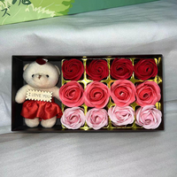 صندوق هدايا صغير ليوم المعلم مكون من 12 وردة صابون زهور ودببة sku image 1