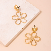 1 Pair Sweet Simple Style Flower Alloy Artificial Pearls Drop Earrings main image 5