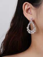 1 Paire Élégant Style Simple Les Gouttelettes D'eau Placage Incruster Le Cuivre Perles Artificielles Zircon Or Blanc Plaqué Boucles D'oreilles main image 5