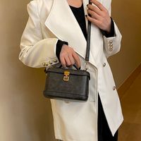 Women's Pu Leather Solid Color Vintage Style Classic Style Sewing Thread Oval Zipper Crossbody Bag main image 2