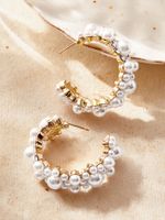 1 Paar Elegant Einfacher Stil C-form Inlay Legierung Künstliche Perlen Ohrringe main image 1