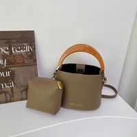 Femmes Faux Cuir Couleur Unie Style Vintage Vacances Fil À Coudre Seau Boucle Magnétique Sac D'épaule sku image 4