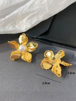 1 Pair Retro Flower Inlay Alloy Pearl Ear Studs main image 2