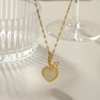 Elegante Estilo Simple Forma De Corazón Acero Titanio Cobre Enchapado Embutido Piedra De La Luna Chapado En Oro De 18 Quilates. Collar Colgante sku image 1