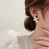 1 Pair Fashion Heart Shape Flower Gourd Plating Inlay Alloy Artificial Pearls Rhinestones Shell 14k Gold Plated Earrings main image 7