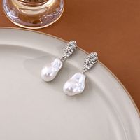1 Pair Elegant Simple Style Geometric Inlay Alloy Artificial Pearls Drop Earrings main image 3
