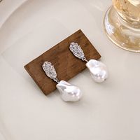 1 Pair Elegant Simple Style Geometric Inlay Alloy Artificial Pearls Drop Earrings main image 4