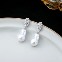 1 Pair Elegant Simple Style Geometric Inlay Alloy Artificial Pearls Drop Earrings main image 6
