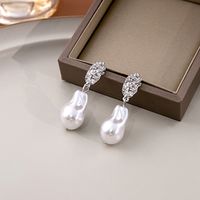 1 Pair Elegant Simple Style Geometric Inlay Alloy Artificial Pearls Drop Earrings main image 5