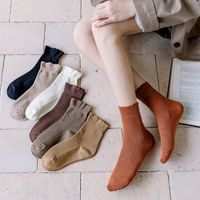 Femmes De Base Style Classique Couleur Unie Coton Crew Socks Une Paire main image 3