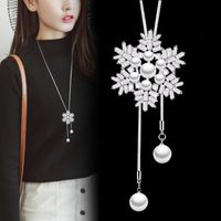 Ig Style Shiny Snowflake Alloy Copper Plating Inlay Artificial Crystal Artificial Pearls Rhinestones Women's Sweater Chain main image 3