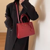 Frau Mittel Pu-leder Einfarbig Vintage-stil Quadrat Reißverschluss Handtasche main image 4