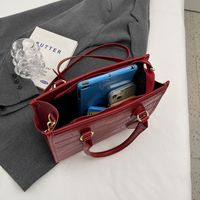 Frau Mittel Pu-leder Einfarbig Vintage-stil Quadrat Reißverschluss Handtasche main image 3