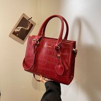 Frau Mittel Pu-leder Einfarbig Vintage-stil Quadrat Reißverschluss Handtasche main image 8