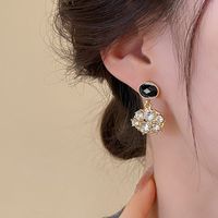 1 Pair Simple Style Shiny Geometric Plating Inlay Alloy Crystal Rhinestones 18k Gold Plated Drop Earrings main image 3