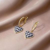 1 Pair Retro French Style Houndstooth Heart Shape Plating Inlay Alloy Rhinestones Drop Earrings main image 3
