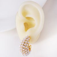 1 Paire Élégant Style Simple Forme C Placage Incruster Le Cuivre Perles Artificielles Boucles D'oreilles main image 4