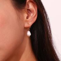 1 Paire Style Vintage Style Simple Style Classique Couleur Unie Placage Acier Inoxydable Perle D'eau Douce Plaqué Or 18k Boucles D'oreilles main image 5