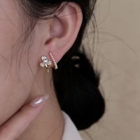 Dame Fleur Le Cuivre Placage Incruster Perles Artificielles Zircon Boucles D'oreilles 1 Paire main image 3